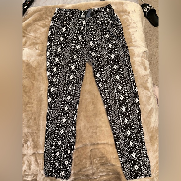 H&M Patterned Pants Size 6 - Picture 2 of 3